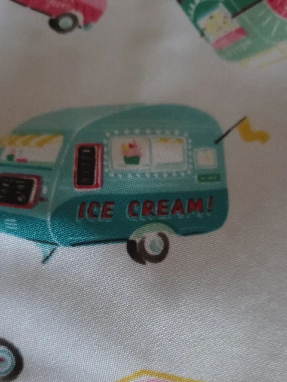 Indoor/Outdoor Tablecloth/4 Placemats with Colorful Ice Cream Truck Print